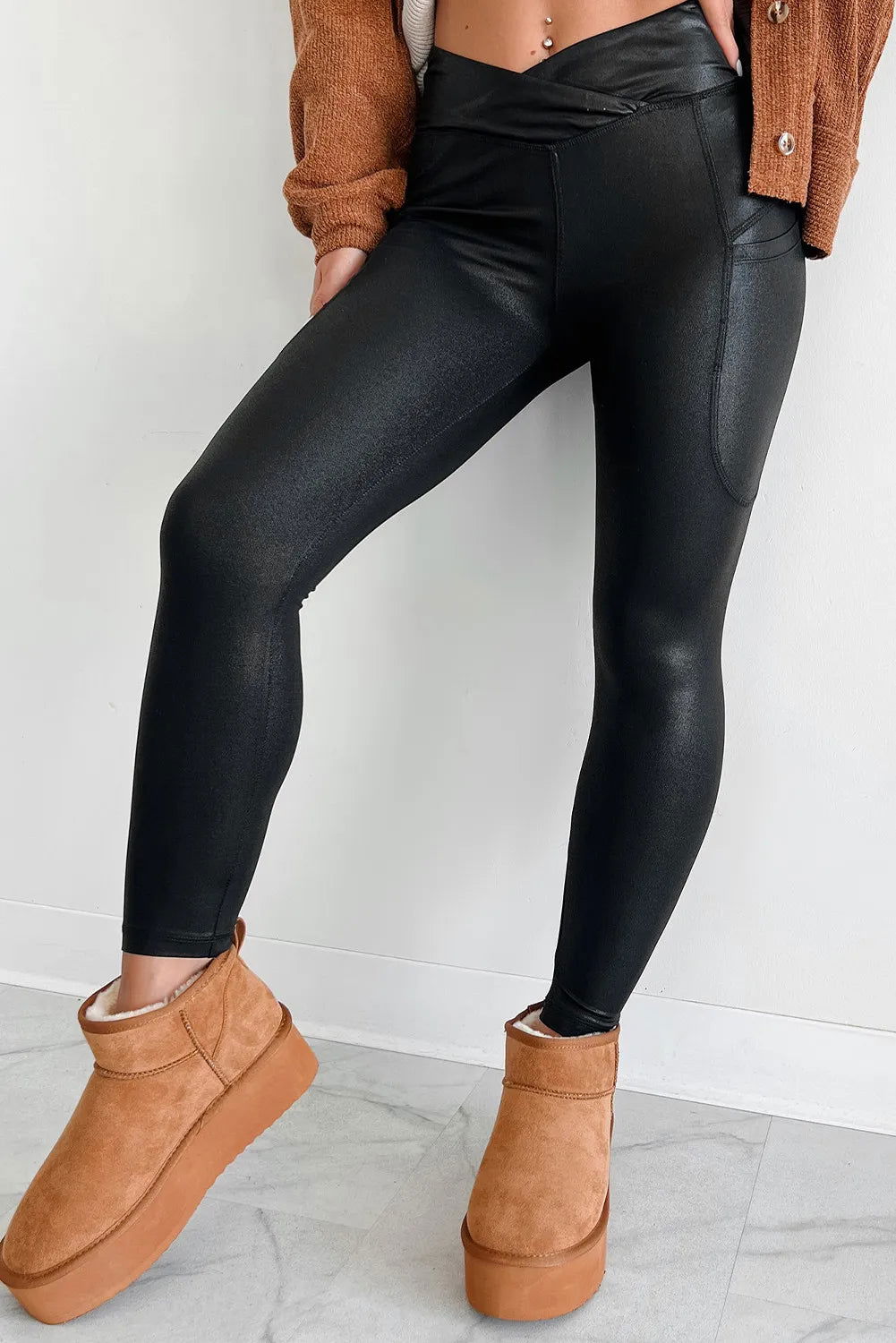 Pocketed V-Cut Waist Leggings - JDrop.Shop